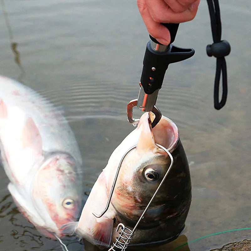 Pinça para peixes com a boca aberta.